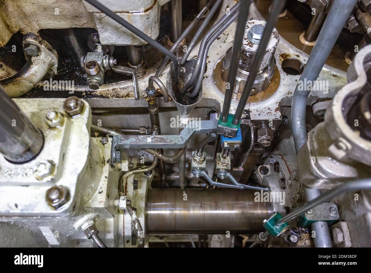 visita alla sala macchine di una vecchia nave Foto Stock