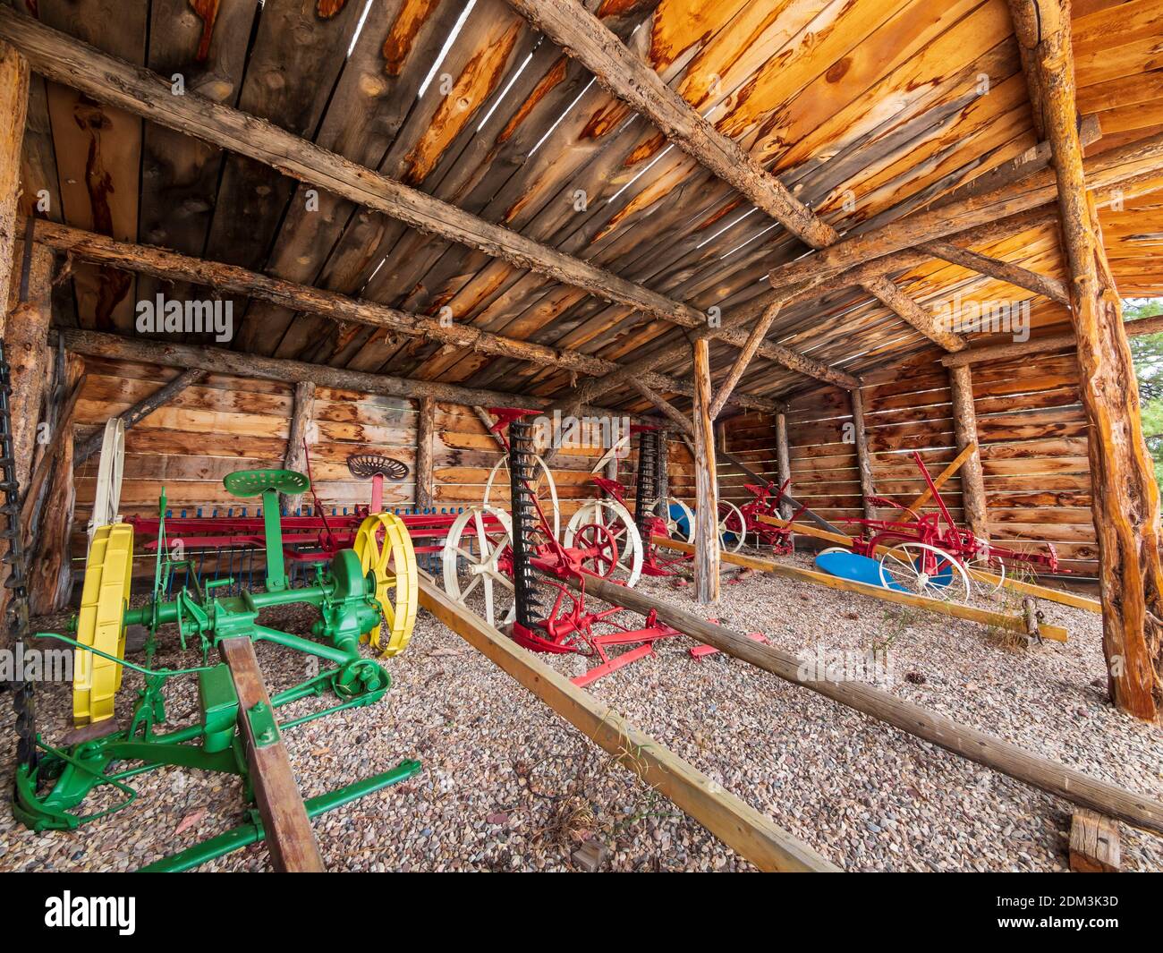 Attrezzature agricole nel magazzino macchinari, Swett Ranch National Historic Site, Flaming Gorge National Recreation Area vicino Dutch John, Utah. Foto Stock