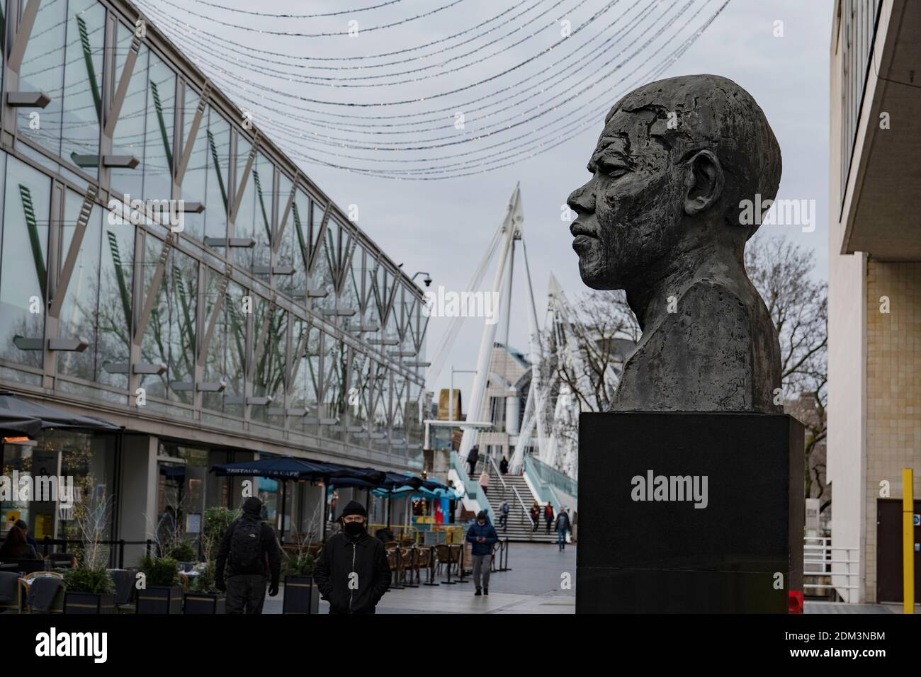 La statua di Nelson Mandela al Southbank Center di Ivan Walters il 9 dicembre a Londra Sud nel Regno Unito. Foto di Sam Mellish Foto Stock