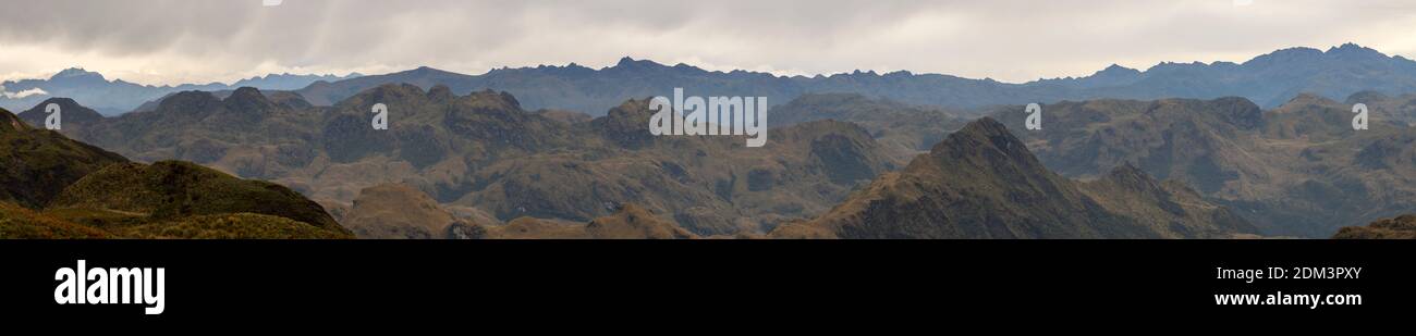 L'aspra Cordillera orientale delle Ande si vedevano da un punto alto sopra Papallacta, Ecuador Foto Stock