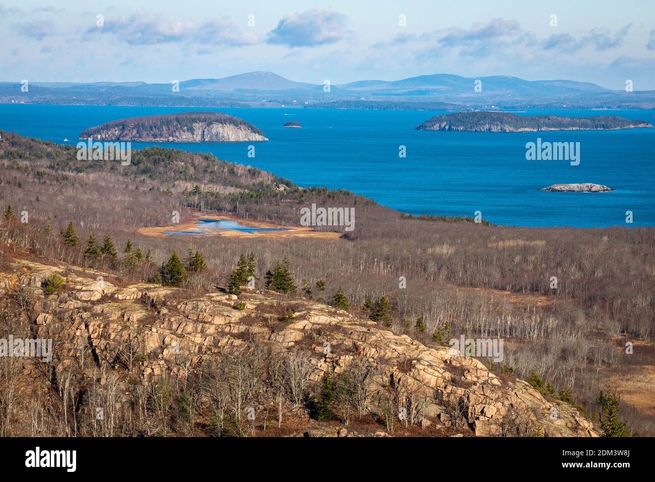 Vista panoramica della foresta nazionale di Acadia e del mare in autunno Foto Stock