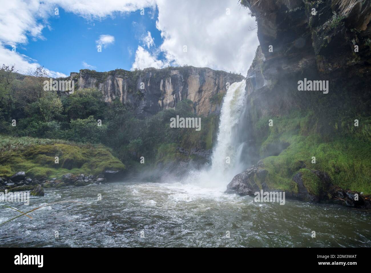 Cascata nella valle del Rio Pita vicino al vulcano Cotopaxi che corre da una scogliera costituita da un vecchio flusso lavico. Nelle Ande ecuadoriane Foto Stock