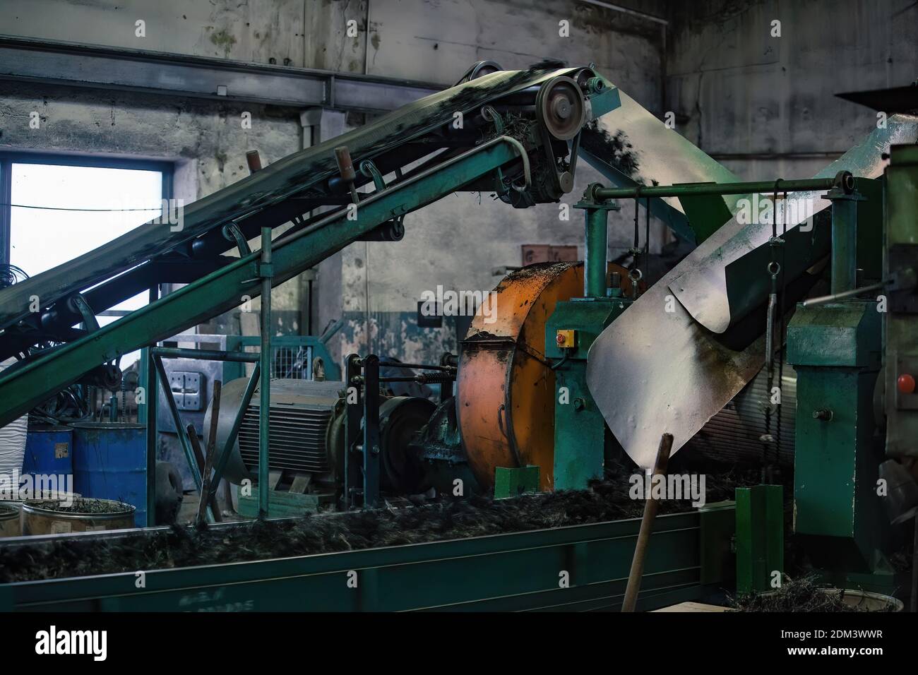 Processo di riciclaggio dei componenti in gomma di scarto in fabbrica. Foto Stock