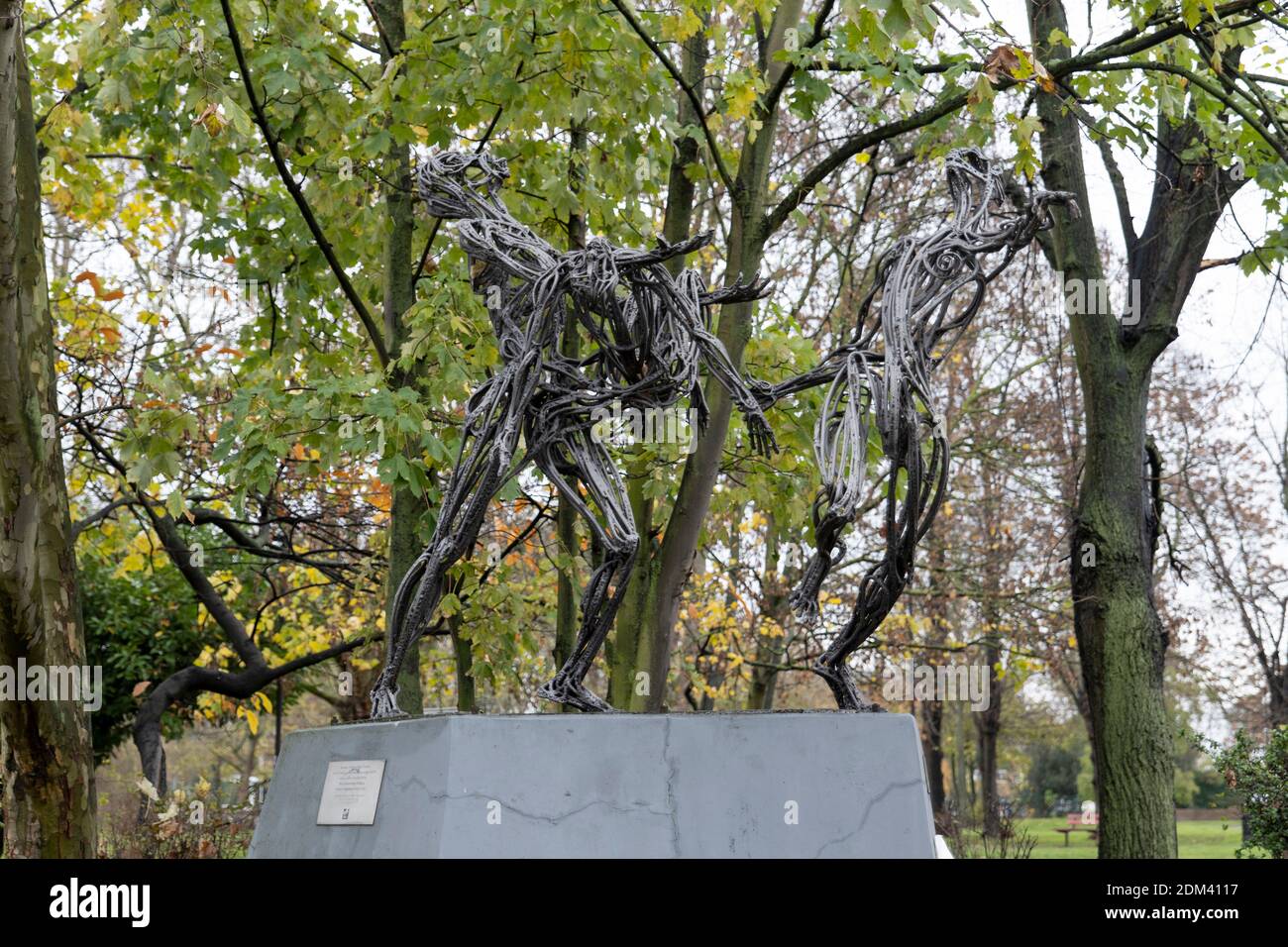 Il Memoriale di Soweto al Max Roach Park, una scultura di Raymond Watson, il 9 dicembre a Londra Sud nel Regno Unito. Foto di Sam Mellish Foto Stock