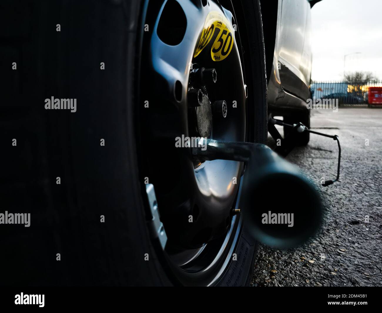 Ruota di scorta montata su un'auto dopo una foratura dello pneumatico originale. La velocità massima consentita per la vettura viene indicata sullo pneumatico. Foto Stock