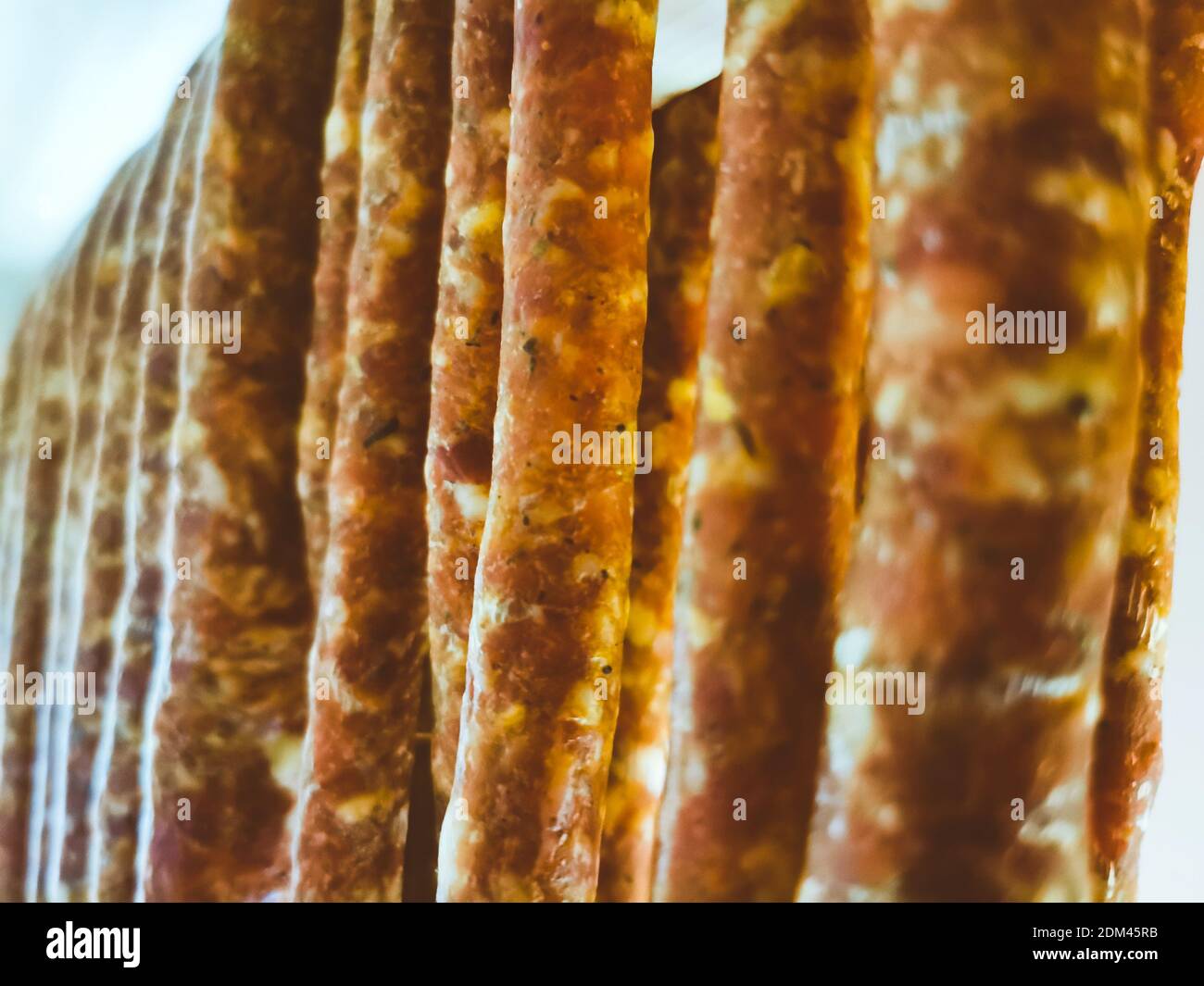 Salsicce tradizionali rumene fatte in casa impiccate per asciugare Foto Stock