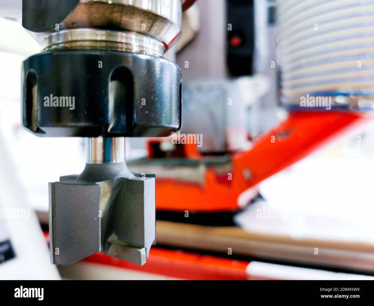 Vista generale di una macchina CNC che taglia un pannello di polietilene in uno stabilimento di produzione di materie plastiche. Foto Stock