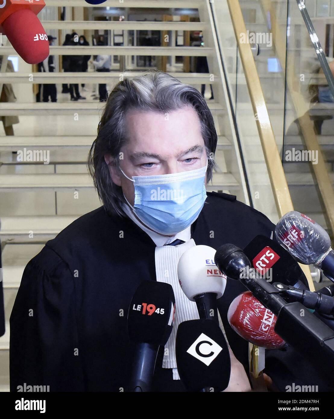 Maitre Bouchard parla alla stampa presso il tribunale di Parigi, a Parigi, in Francia, il 16 dicembre 2020, dopo l'audizione di condanna nel processo di 14 persone sospettate di essere complici delle uccisioni jihadiste di Charlie Hebdo e Hyper Cacher. Un tribunale francese il 16 dicembre 2020, ha incarcerato per 30 anni il principale accusato presente per il processo sulle 2015 uccisioni presso la rivista Charlie Hebdo uffici e un supermercato ebraico, fermandosi a breve della durata di vita richiesta dall'accusa. Ali Riza Polat è stato condannato per complicità dalla corte, che ha anche dato una pena di 30 anni di prigione in contentia a. Foto Stock