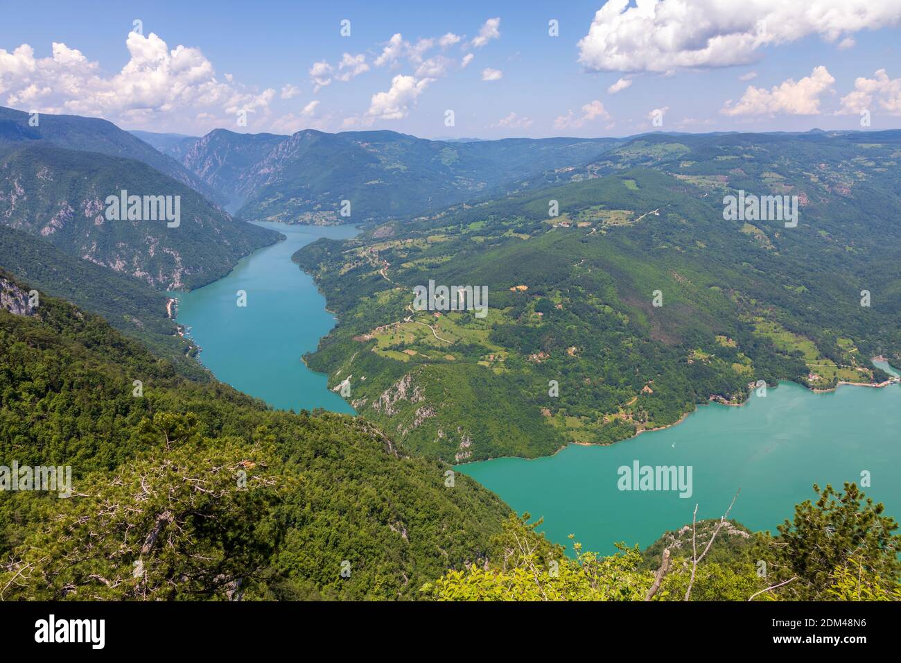 Tara National Park, vista aerea Serbia. Splendido paesaggio del canyon del fiume Drina e del lago Perucac. Foto Stock