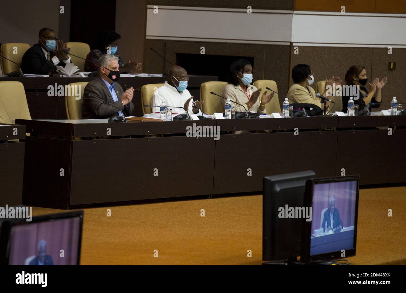 L'Avana, Cuba. 16 Dic 2020. (INT) Sesta sessione ordinaria del Parlamento cubano. Il 16 dicembre 2020, l'Avana, Cuba: Il sesto periodo Ordinario delle sessioni del Parlamento cubano nella sua IX legislatura con la presenza dei Presidenti cubani effettivi ed ex Presidenti Miguel Diaz Canel e Raul Castro e inizia dopo due giorni di dibattiti, In cui i deputati hanno analizzato i conti relativi all'organizzazione e al funzionamento del Governo Provinciale e del Consiglio di Amministrazione Comunale, nonché il controllo per assistere alle denunce e alle richieste della popolazione.Credit: Irene Perez/Thenews2 (Credit Image: © Foto Stock