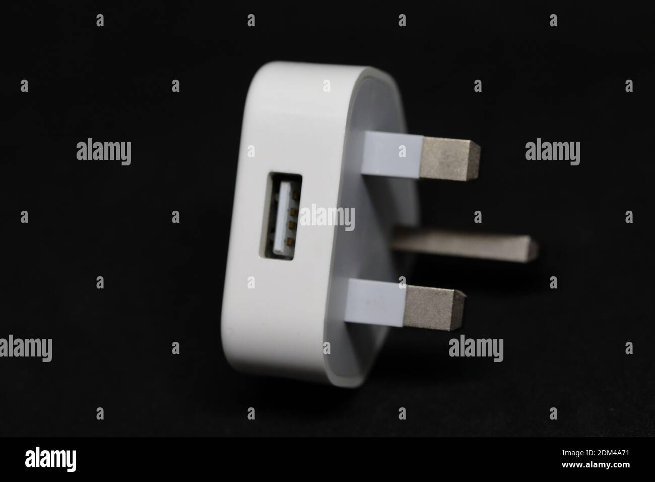 Una spina di ricarica elettrica di rete bianca a 3 pin per il Regno Unito con Uno slot USB standard per il collegamento di un cavo di ricarica Foto Stock