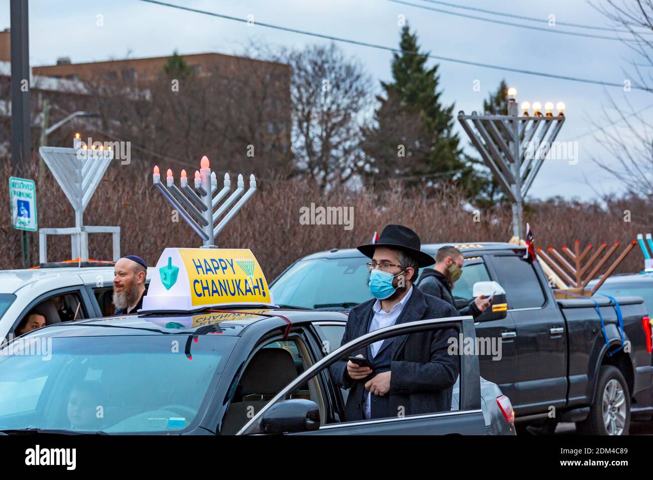 Southfield, Michigan - le automobili si allineano per una sfilata di Menorah della parte superiore dell'automobile sulla quarta notte di Chanukah. Foto Stock