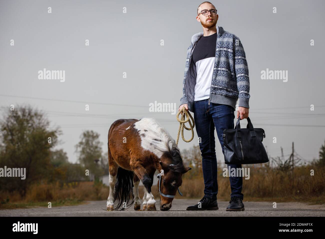 Giovane studente in vacanza in campagna Foto Stock