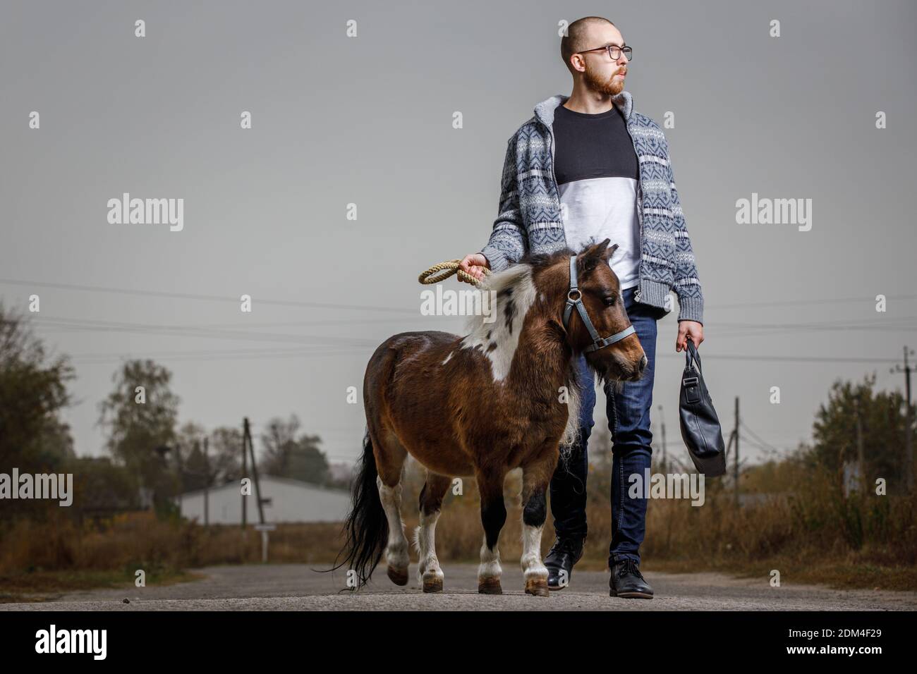 Giovane studente in vacanza in campagna Foto Stock