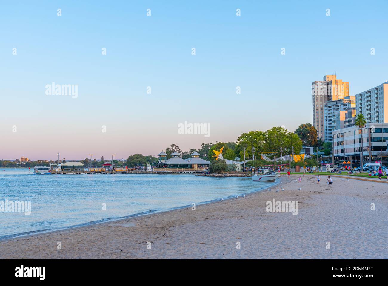 Vista al tramonto di una spiaggia a South Perth, Australia Foto Stock