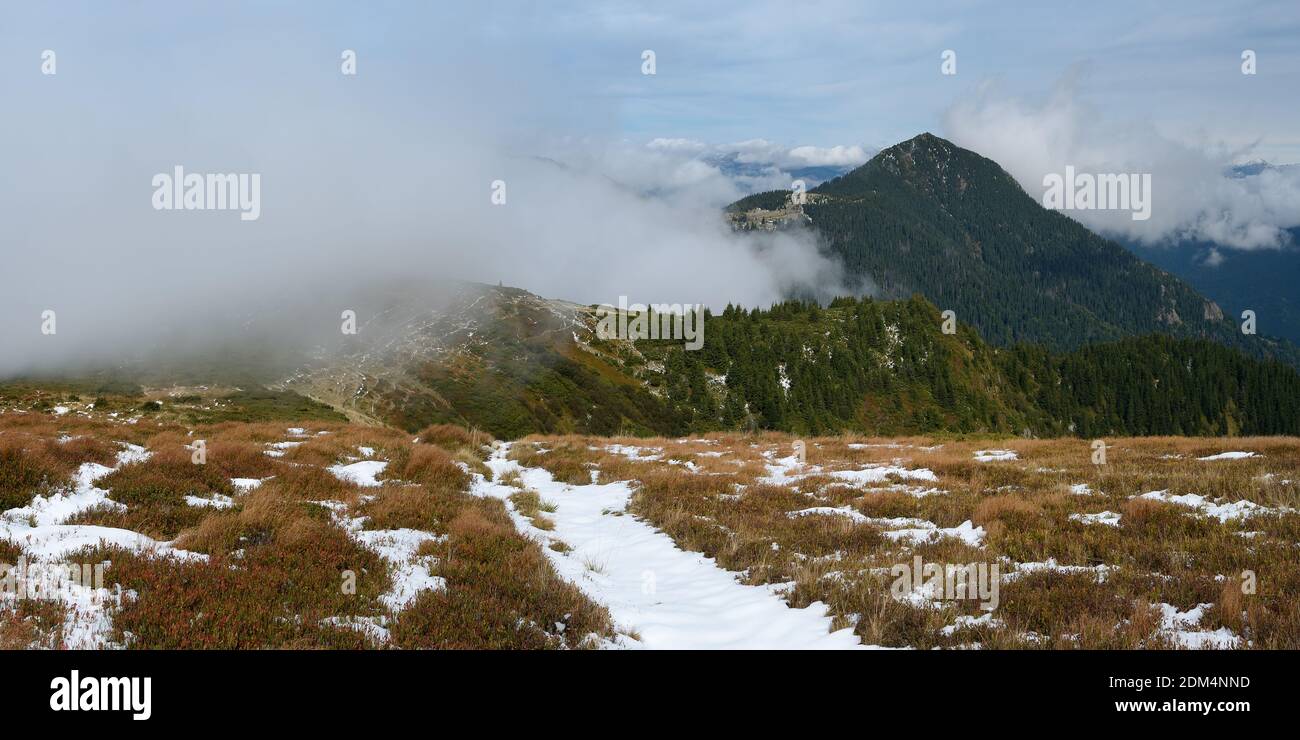 Panorama di montagna. Prima caduta di neve. Percorso in montagna. Giorno nuvoloso. Marmarosh array, Carpazi, Ucraina, Europa Foto Stock