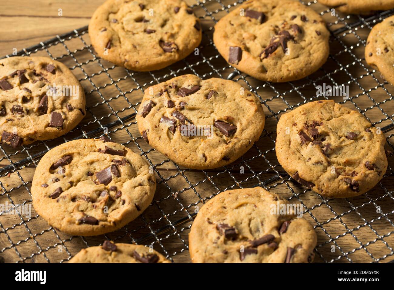 Biscotti caldi fatti in casa con chip di cioccolato su un rack di raffreddamento Foto Stock