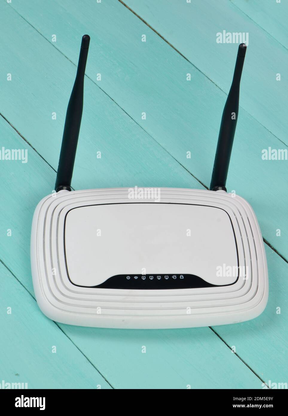 Router Wi-fi con antenne su un tavolo di legno blu Foto Stock