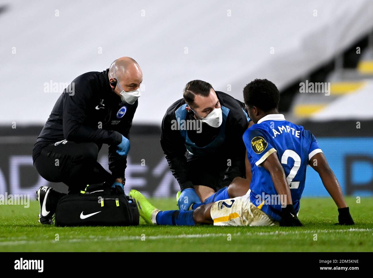 Brighton e Hove Albion's Tariq Lamptey riceve cure mediche dopo essere scesi feriti durante la partita della Premier League a Craven Cottage, Londra. Foto Stock