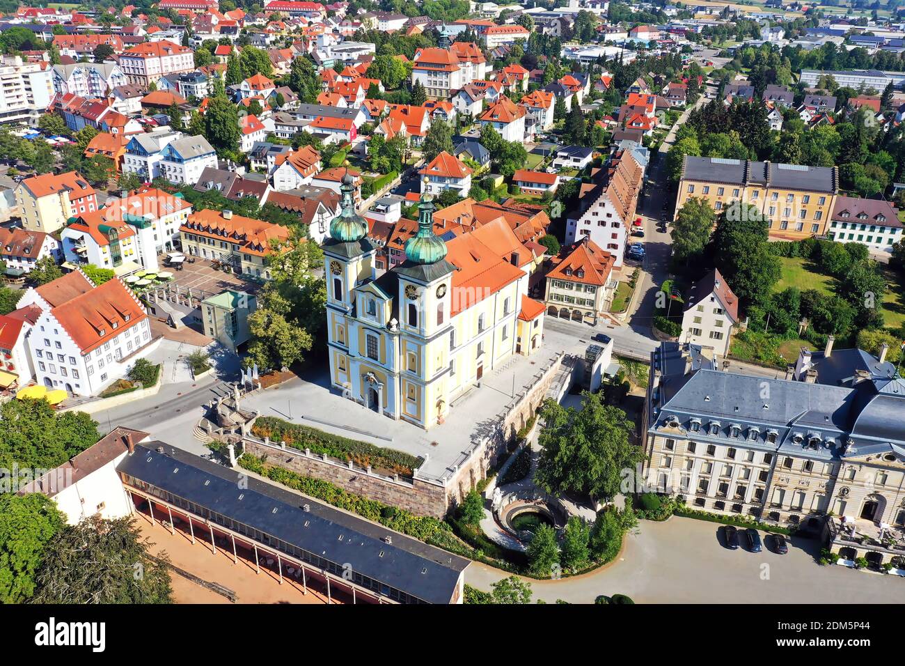 Vista aerea di Donaueschingen dalla sorgente del Danubio e il castello Foto Stock