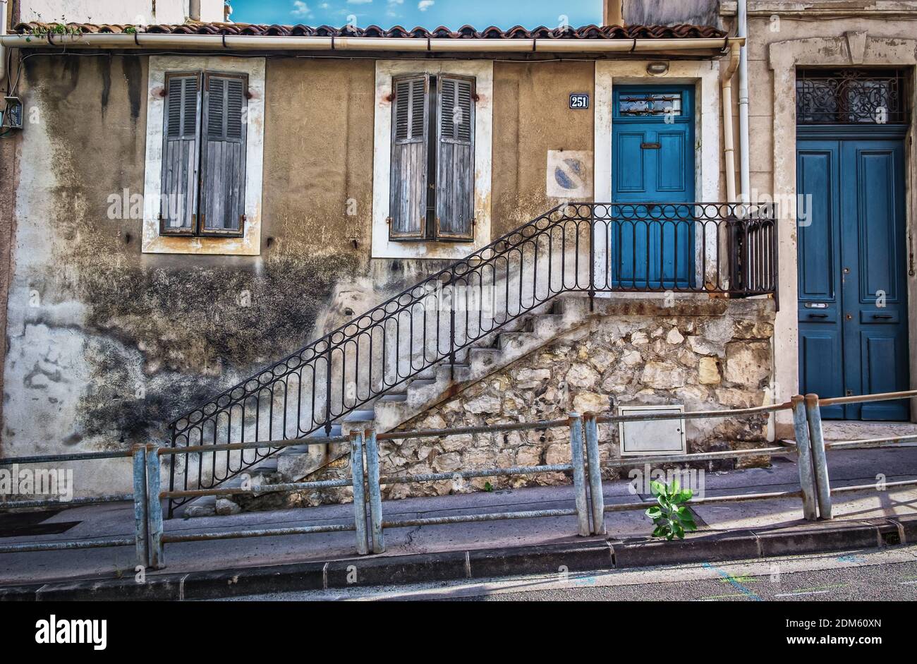 Marsiglia, Francia, ottobre 2020, primo piano di una vecchia facciata casa con una scala esterna su una strada ripida della città Foto Stock