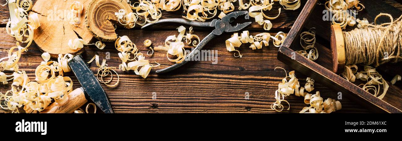 Taglio di legno, trucioli e attrezzi di carpenteria. Fai da te in legno. Banner lungo. Spazio di copia Foto Stock