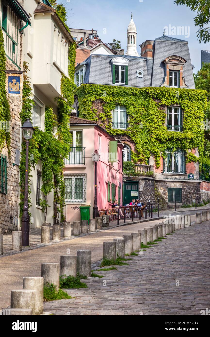 Vista sulla strada a Montmartre, Parigi, Francia Foto Stock