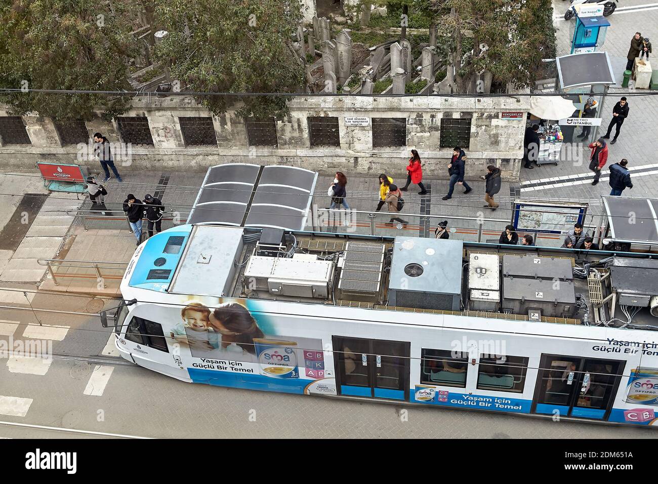 Istanbul, Turchia - 14 febbraio 2020: Il moderno tram a basso piano sulla stazione Cemberlitas sulla Yeniceriler Street nel quartiere Mollafenari, Fatih distr Foto Stock