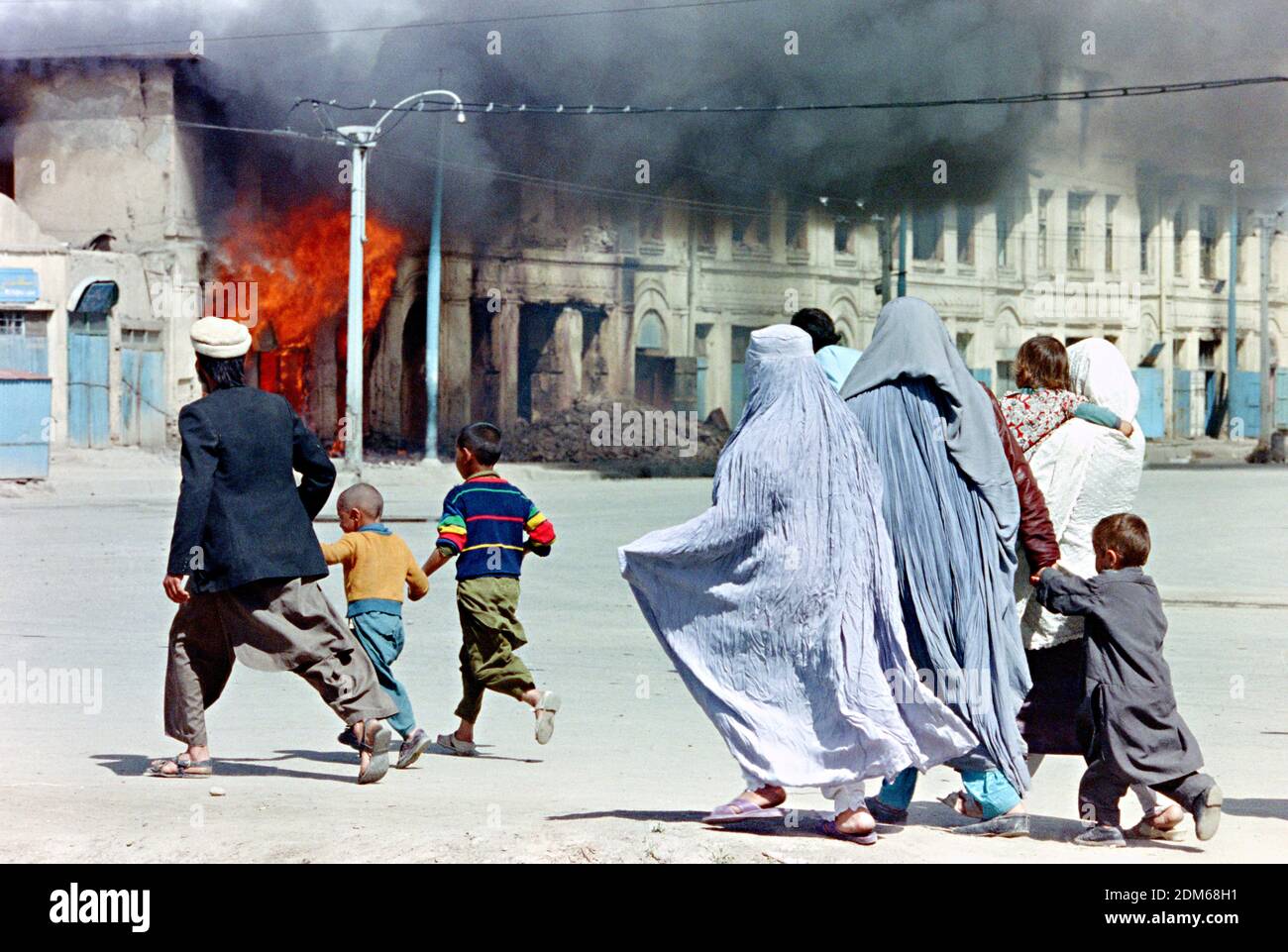 Una famiglia afghana fugge dal loro quartiere dopo che le forze fedeli al Signore della guerra Gulbuddin Hekmatyar hanno attaccato il 27 aprile 1992 a Kabul, Afghanistan. Dopo il crollo della Repubblica Democratica dell'Afghanistan, la fazione rivale di mujahideen iniziò una battaglia per la città. Credit: Planetpix/Alamy Live News Foto Stock