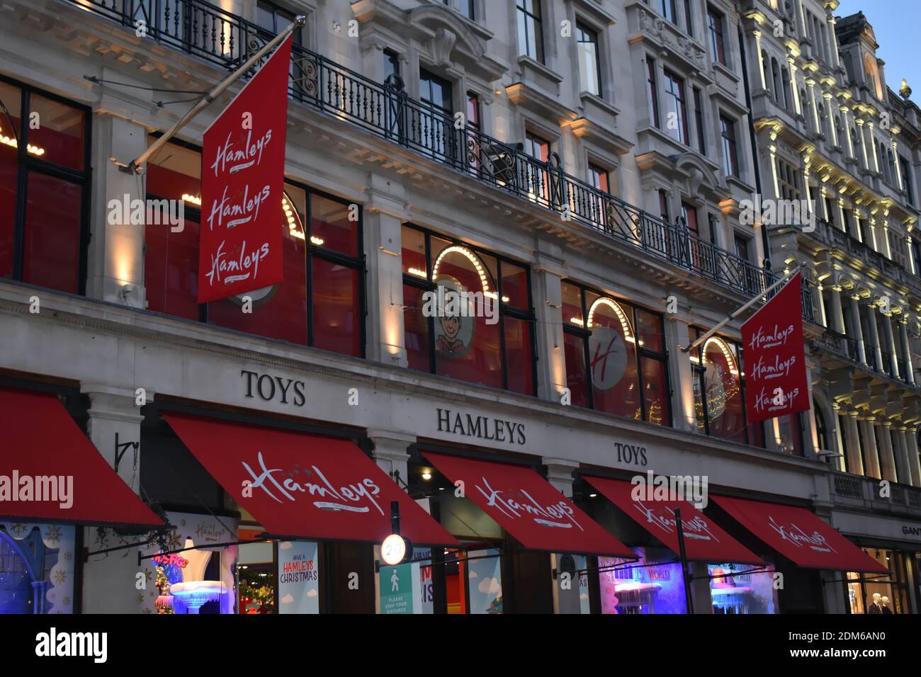 Hamleys nella sua famosa posizione a Regent Street è il più bel negozio di  giocattoli del mondo. I bambini ridono all'intrattenimento professionale  esplorare i giocattoli giocare ai giochi Foto stock - Alamy