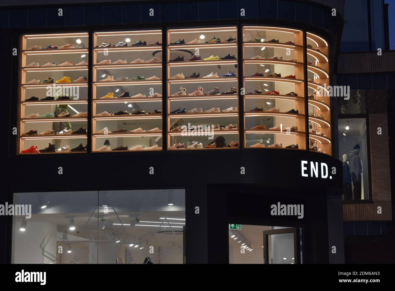 Marmo acciaio inox specchio angolo edificio alloggiamento menswear END. È un rivenditore globale noto per sapientemente curata moda unico sport e streetwear Foto Stock
