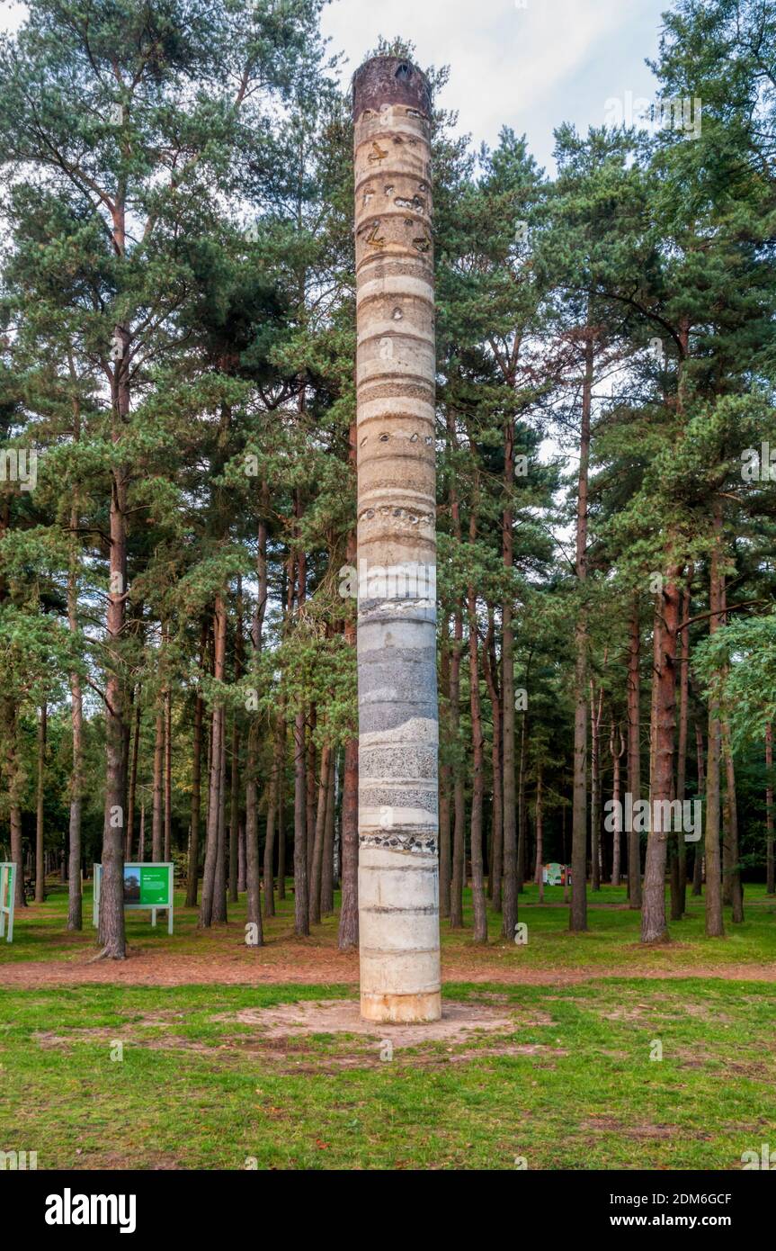 Earth Matrix di Julienne Dolphin-Wilding è un'interpretazione artistica del tempo geologico. Alta 12 m e realizzata in acciaio, calcestruzzo, selce e ghiaia. Foto Stock