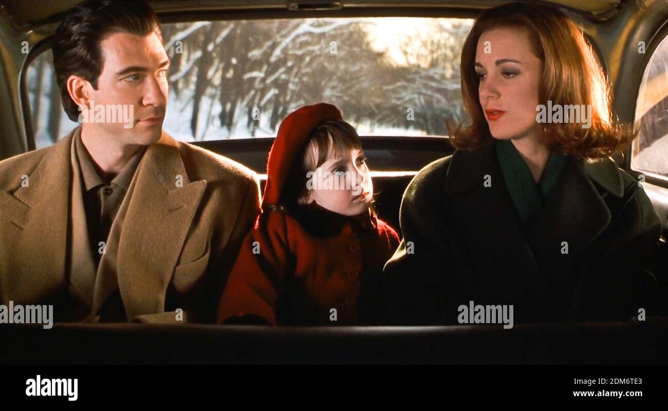 STATI UNITI. Dylan McDermott , Mara Wilson ed Elizabeth Perkins in una  scena dal film ©Twentieth Century Fox: Miracle on 34th Street (1994). Trama:  Un avvocato e una bambina devono dimostrare che