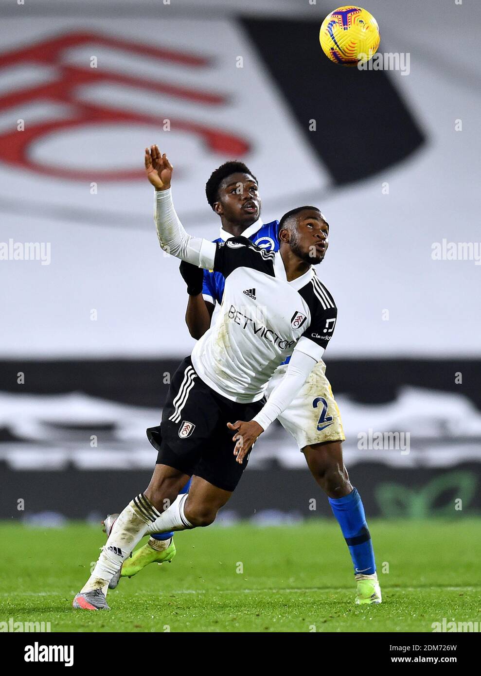 Fulham's Ademola Lookman (fronte) e Brighton e Hove Albion Tariq Lamptey battaglia per la palla durante la Premier League match a Craven Cottage, Londra. Foto Stock