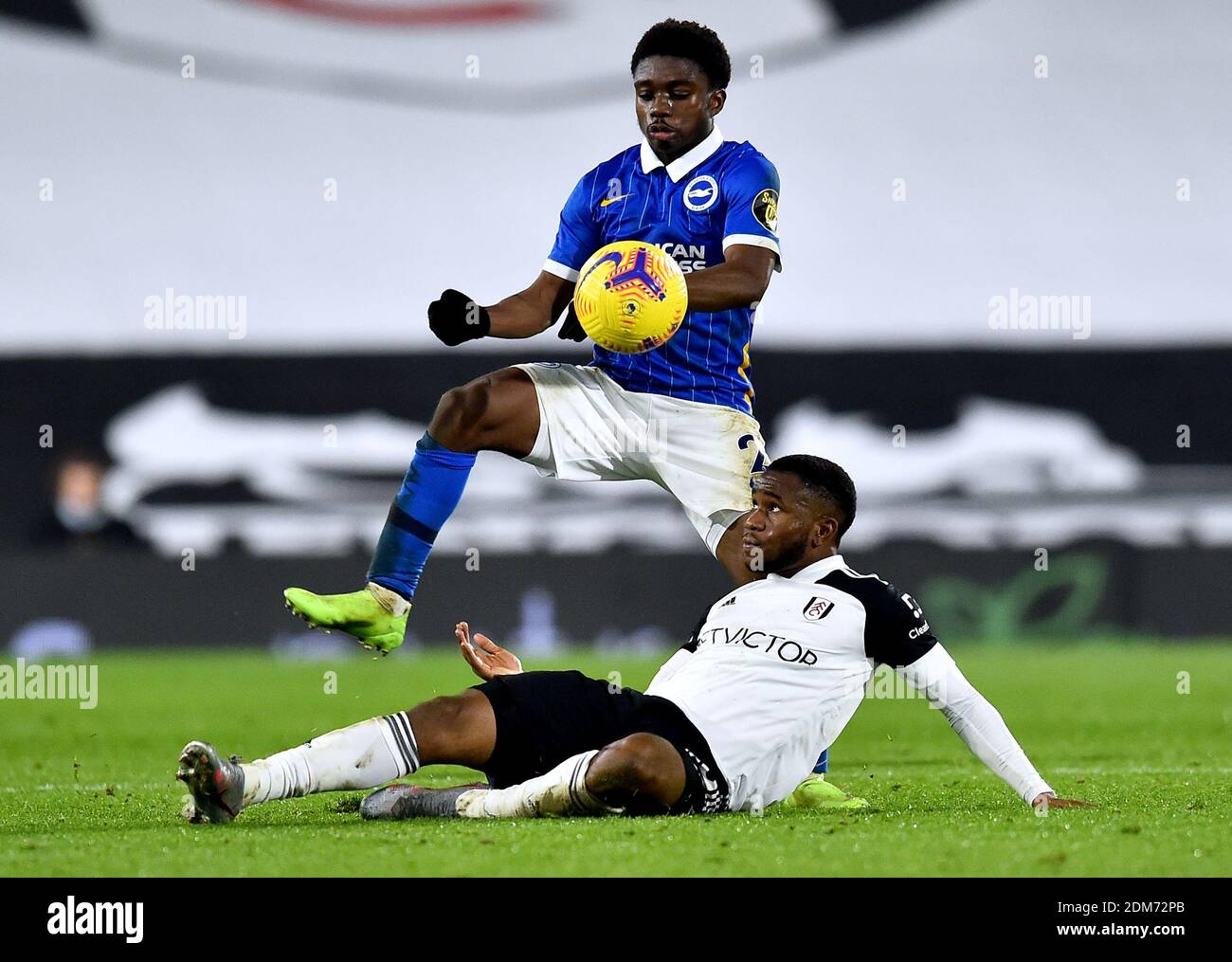 Fulham's Ademola Lookman (piano) e Brighton e Hove Albion's Tariq Lamptey battaglia per la palla durante la Premier League match a Craven Cottage, Londra. Foto Stock