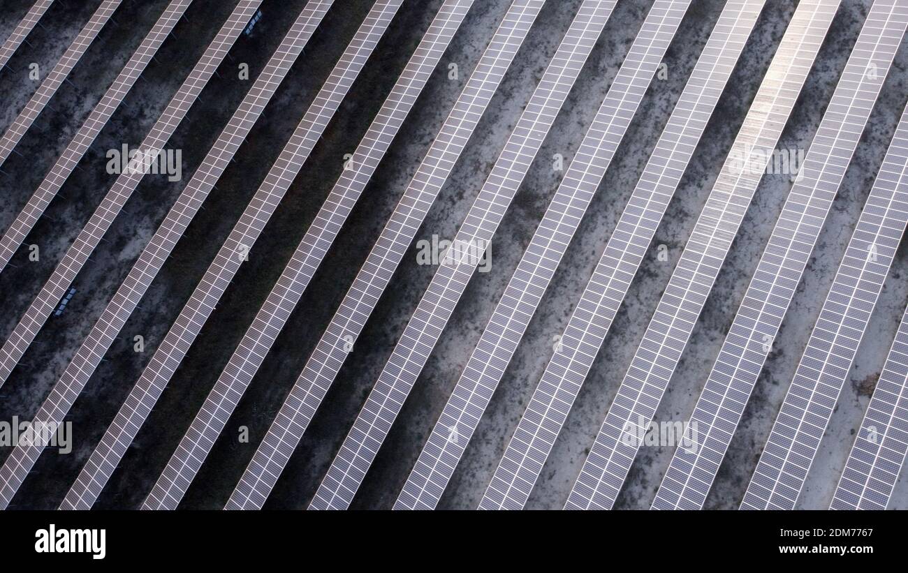 Pannello solare, fotovoltaico, fonte di energia elettrica alternativa. Concetto di risorse sostenibili. Angolo alto, elevato Foto Stock