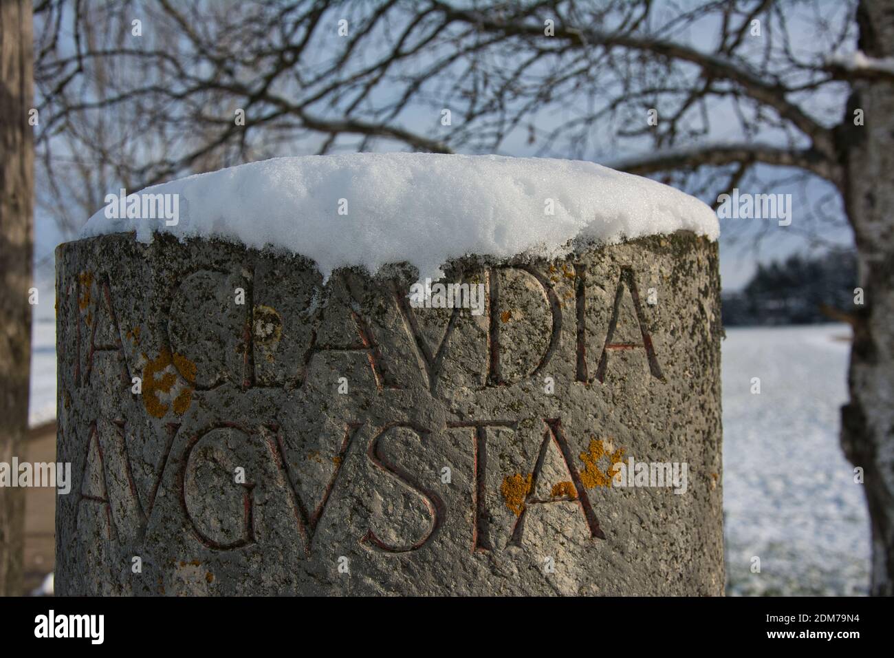 Una parte della replica di una pietra miliare romana sulla Via Claudia Augusta, un'antica strada romana in Baviera Foto Stock