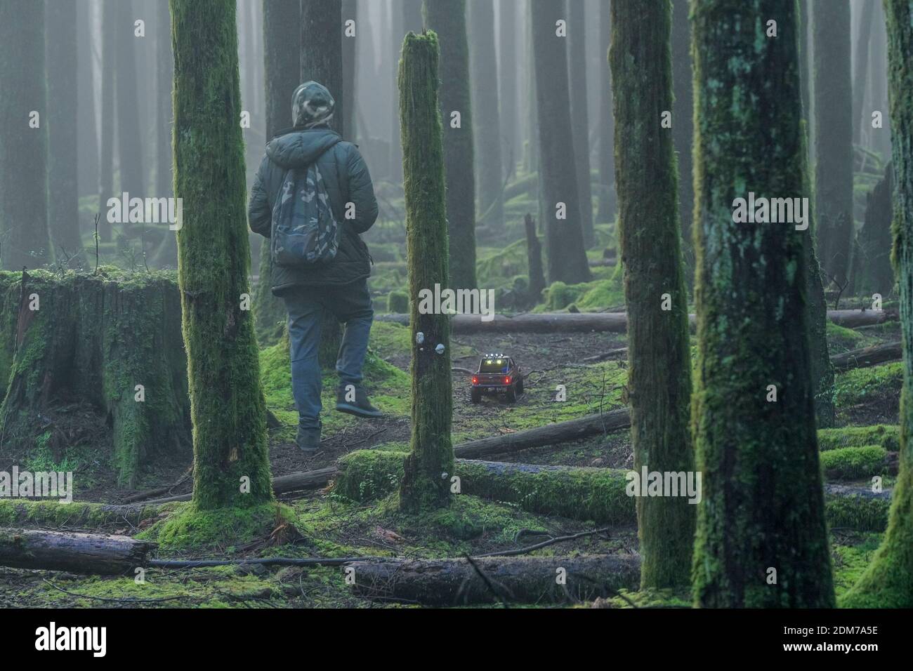 Uomo con carrello giocattolo telecomandato su sentiero osteggiato Foto Stock