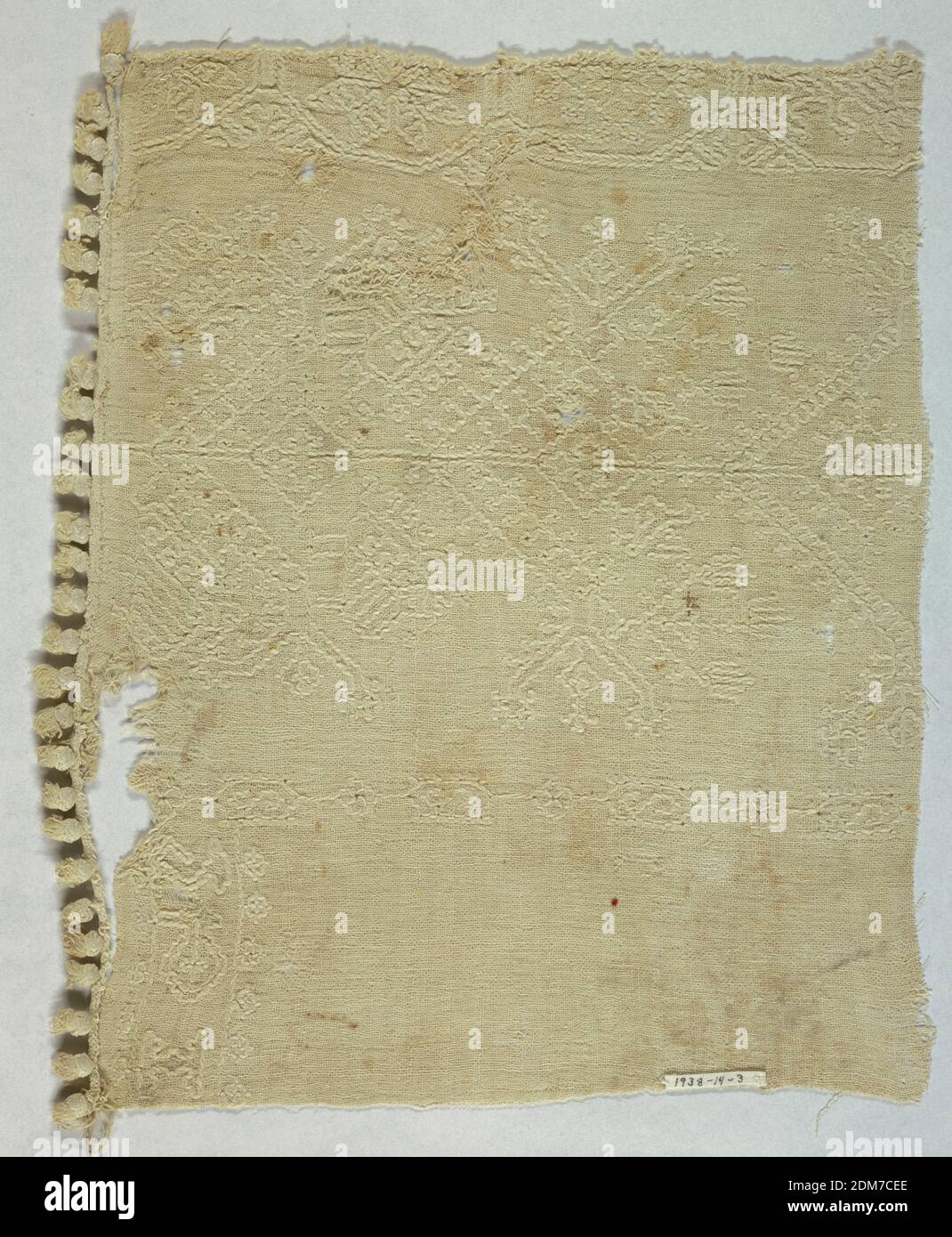 Fragment, Medium: Cotone tecnica: Ricamato, cotone bianco ricamato in bianco con disegno angolare che mostra uccelli e altre forme. Frangia palla su parte di un lato., 16 ° secolo, ricamo e cucito, frammento Foto Stock