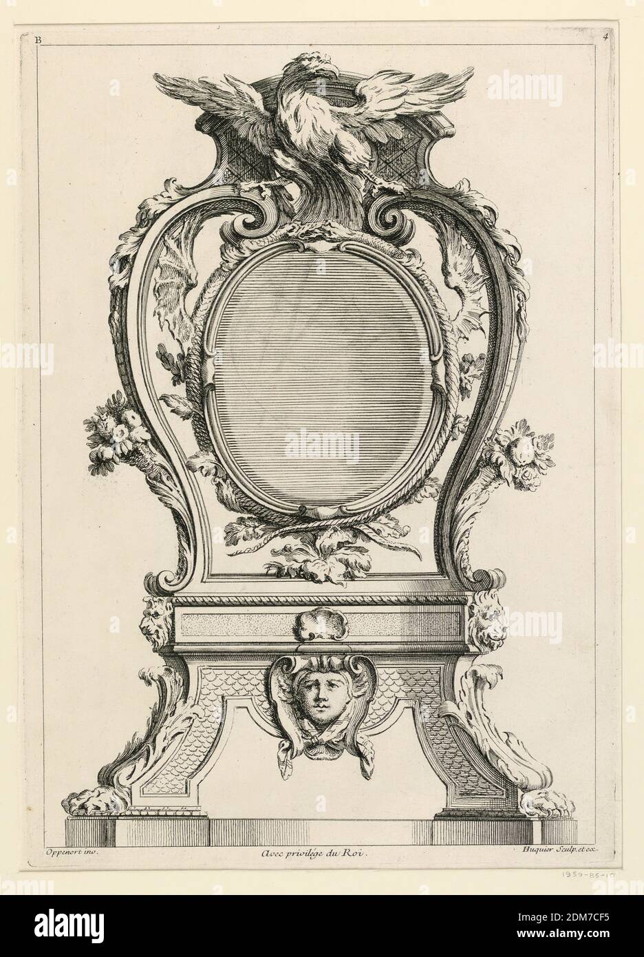 Pagina 4 da 'Second Licre Contenant Differens Desseins de Pendules Inventés par G. M. Oppenort Architecte du Roi et Gravés par Huquier', Gilles-Marie Oppenord, francese, 1672–1742, Gabriel Huquier, francese, 1695–1772, incisione su carta, progettazione di un orologio da tavolo. L'orologio ovale è sostenuto da due volute che si levano in piedi su un piccolo piedistallo con quattro gambe. Incoronata con un'aquila. Inscritto, in alto a sinistra: 'B'; in alto a destra: '4'; in basso a sinistra: 'Oppenort inv.'; in basso a destra: 'Huquier sculp. Et ex'; al centro: 'Avec Privilege du Roi'., Francia, dopo il 1751, Stampa Foto Stock