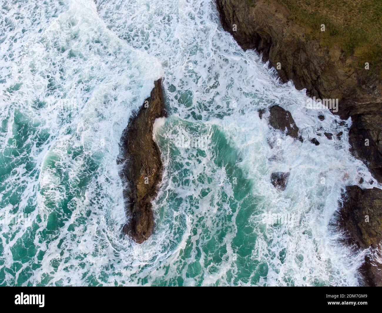 Drone aereo girato da sopra di onde Holywell Bay Cornwall regno unito Foto Stock