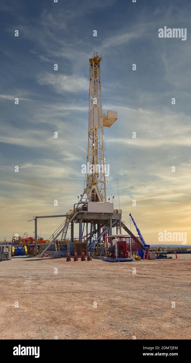 NEUQUEN, ARGENTINA - 22 maggio 2020: Vaca Muerta, Argentina, 23 dicembre 2014: Estrazione di olio non convenzionale. Batteria di carrelli di pompaggio per idraulica Foto Stock