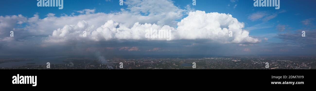 panorama di cielo blu basso e nuvole. Tramonto su enormi nuvole galleggiano sul cielo blu Foto Stock