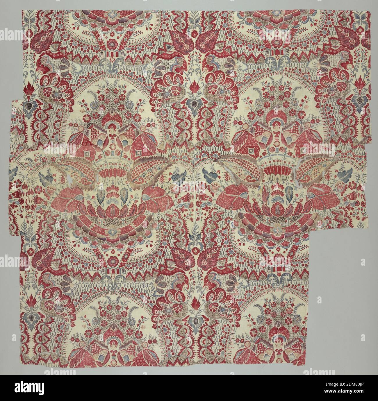 Tessile, Medio: Cotone tecnica: Tessitura piana dipinta e tinta (chintz), pannello di chintz con disposizione simmetrica e su larga scala di fasce curvanti che formano archi che incorniciano forme di piante e fiori stilizzate; foglie larghe pesanti attraversano gli archi, proiettandosi in aree di disegno contigue. Le fasce curve e molte parti delle foglie e di altre aree di disegno sono dipinte con riempimenti: Punti, quadrati minuti, triangoli in precise disposizioni. Negli archi, zone di piccola scala, la rete esagonale-laterale suggeriscono il terreno di pizzo, con punti pesanti su un lato e i lati interni degli archi Foto Stock