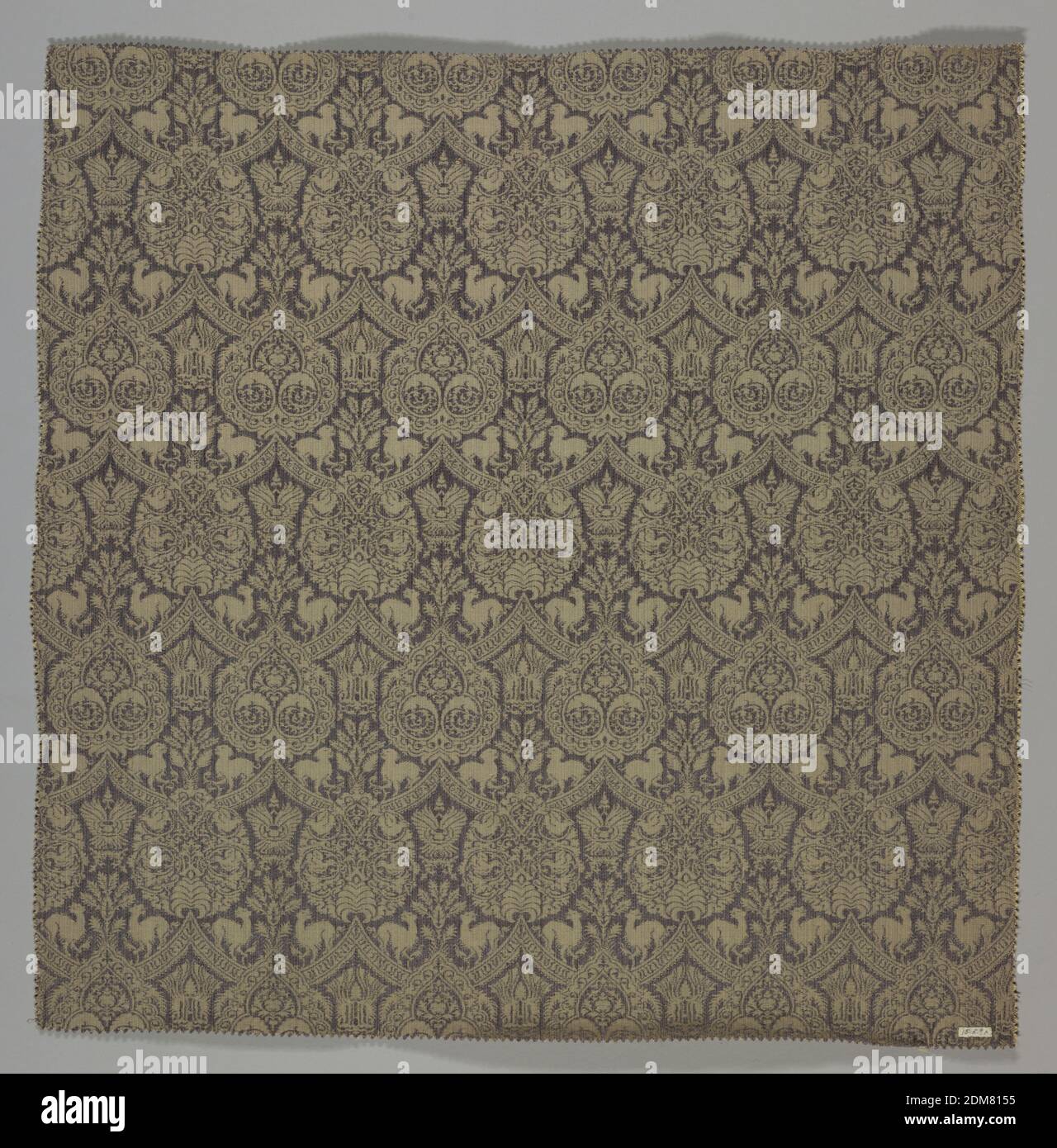 Tessile, Cheney Brothers, (South Manchester, Connecticut, USA), Medio: Seta tecnica: Tessitura satinata composta, riproduzione tessile ispirata in una parte da un disegno lucchese nella collezione Cooper Union Museum. Un disegno molto distanziato, su piccola scala ha lobato trefoli, rotonde riempite di uccelli e palmetette confrontati e adornati, bande di iscrizioni kufiche mock e simboli sacri tra cui l'agnello., USA, ca. 1915, tessuti, tessuti Foto Stock