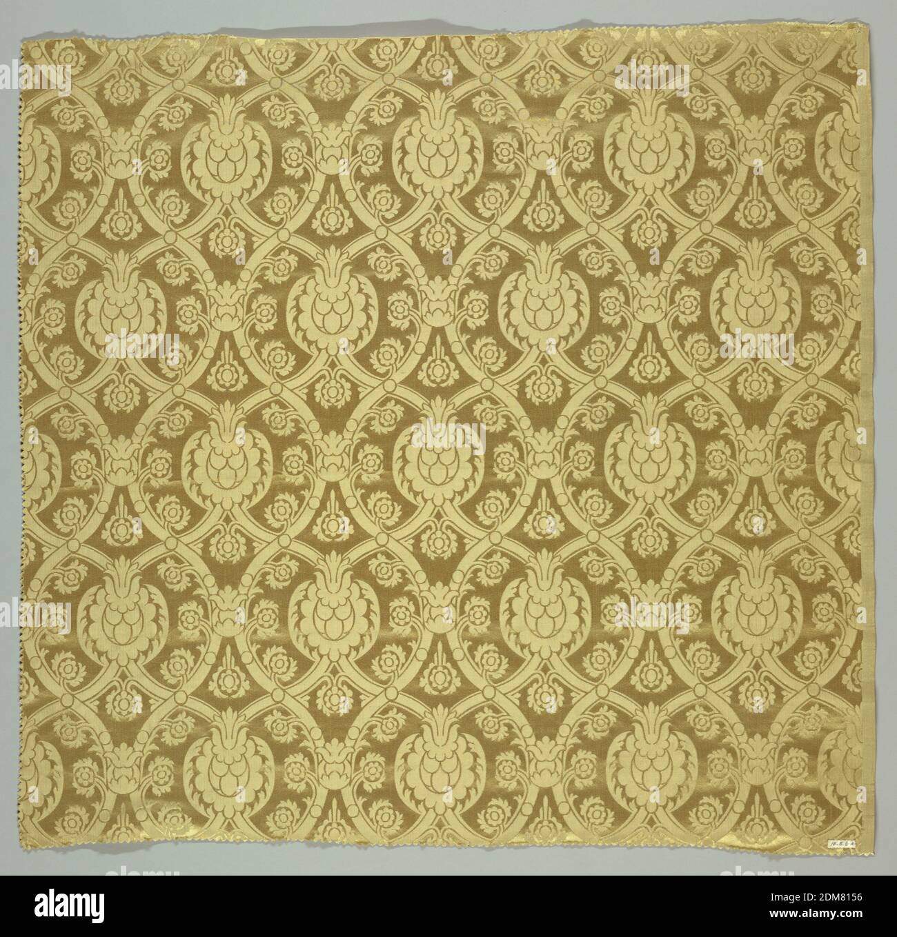 Tessile, Cheney Brothers, (South Manchester, Connecticut, USA), Medio: Tecnica della seta: Tessitura satinata composta, tessuto di riproduzione con un disegno adattato da un tessuto del XVI secolo. Il modello ha fasce interlaccianti che formano ogi che incorniciano un melograno centrale e gemme di melograno circostanti., USA, 1915, tessuti tessuti, tessile Foto Stock