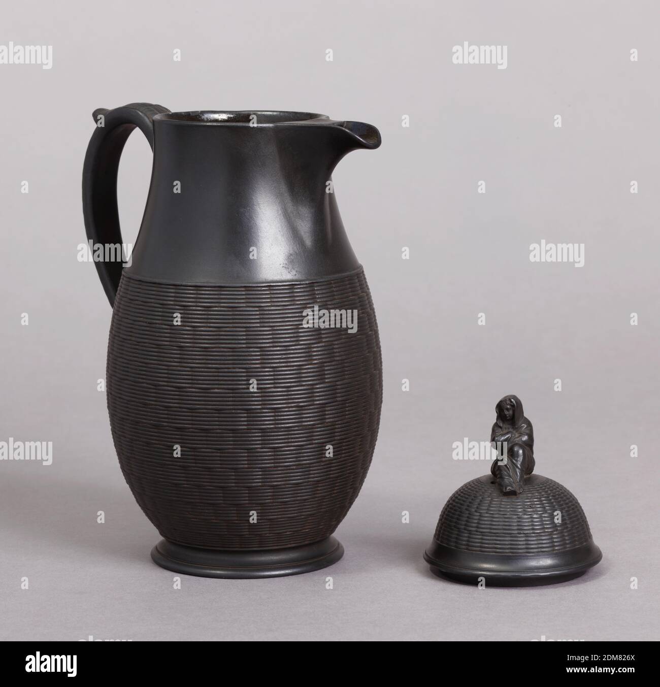 Caffettiera in basalto nero, Wedgwood, inglese, fondata nel 1759, gres, Tall, corpo leggermente gonfio, manico ad anello lungo, beccuccio corto; coperchio a cupola alta con finiale sotto forma di una figura femmina drappeggiato. Lati del corpo (parte inferiore) e coperchio con struttura di paniere-tessitura; banda larga parte superiore della pianura del corpo., fine del 18 ° secolo, ceramica, arti decorative, caffettiera, caffettiera Foto Stock