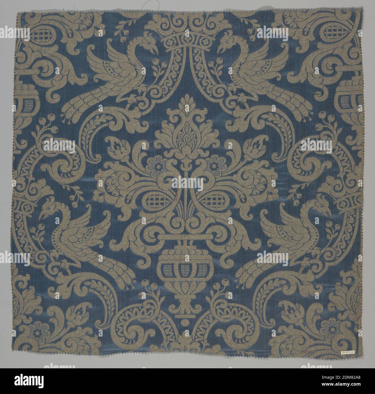 Tessile, Cheney Brothers, (South Manchester, Connecticut, USA), Medio: Seta tecnica: Tessitura satinata composta, blu scuro e beige riproduzione tessile ispirato da un esempio del XVI secolo nella collezione Cooper Union Museum. Il design ha un design simmetrico su larga scala di un'urna piena di fiori circondata da bande a scorrimento con pavoni. I fili di ordito variano leggermente in tono per simulare l'aspetto di un tessuto storico., USA, ca. 1915, tessuti, tessuti Foto Stock