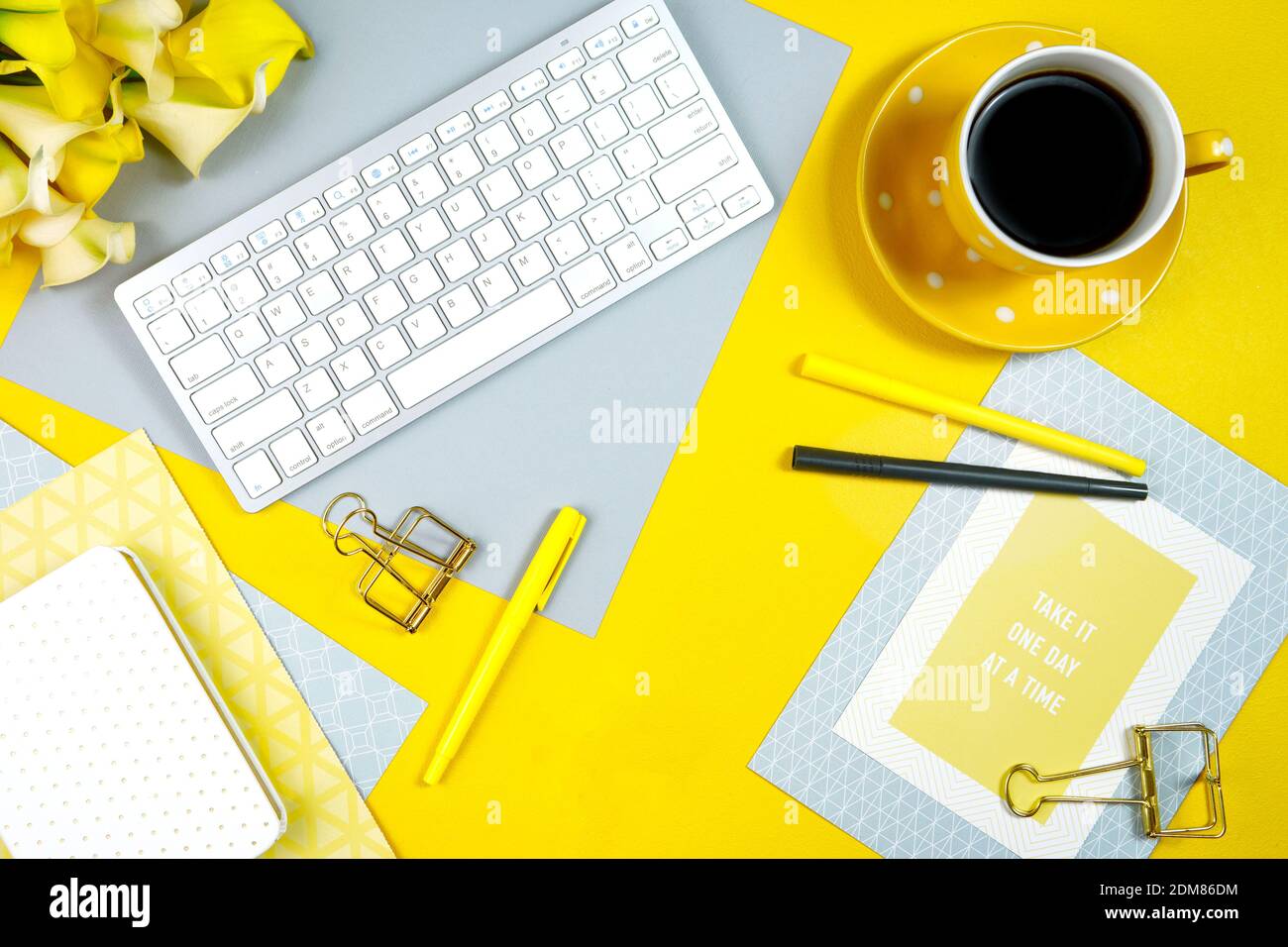 2021 colori dell'anno, giallo e grigio, spazio di lavoro desktop con tastiera e accessori da tavolo. Top view blog Hero testata creativa composizione flat la Foto Stock