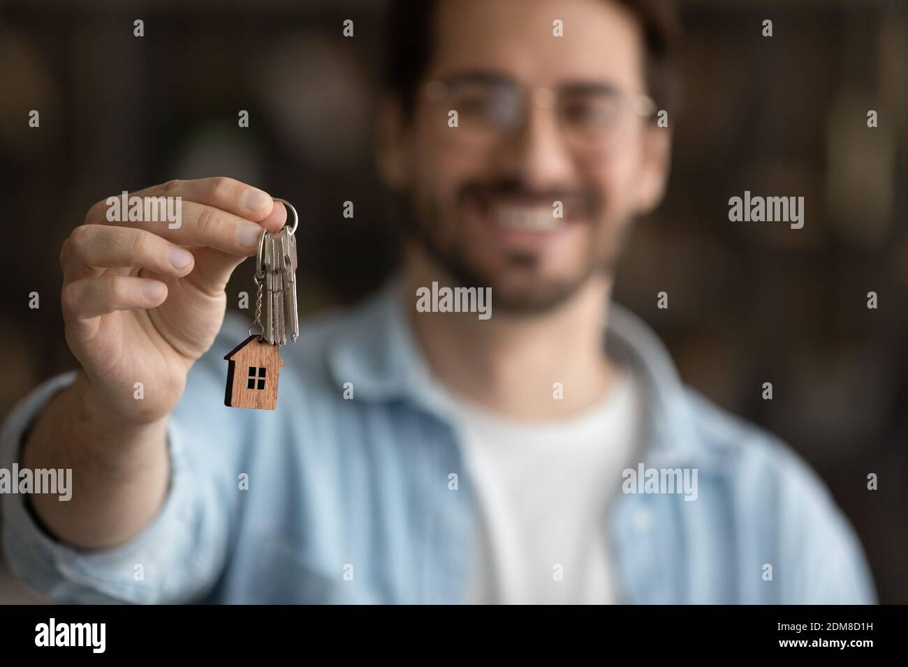 Primo piano di man show chiavi per la nuova casa Foto Stock